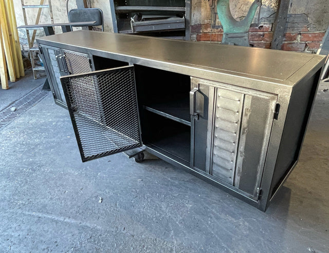 Meuble TV tout métal design industriel PRIX de base : 1290€ réf 3605