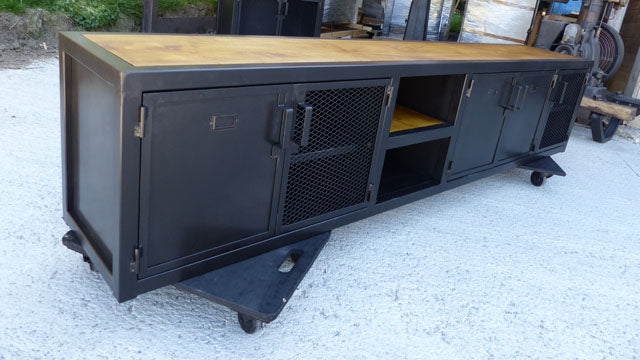Meuble TV design industriel 5 portes PRIX de base : 1390€ réf 3682