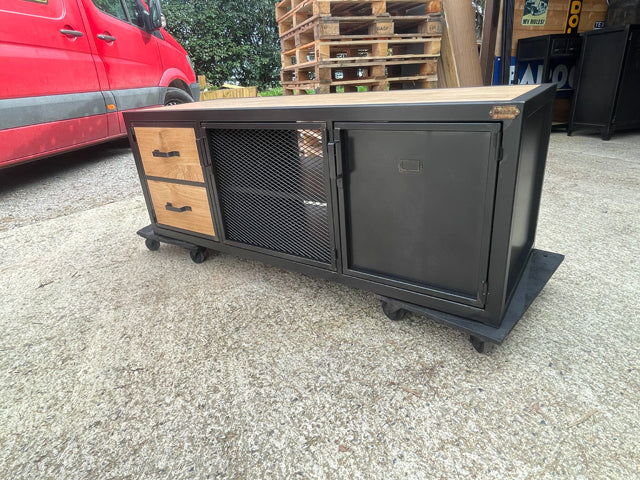 Meuble Tv industriel 3 portes PRIX de base: 990€ réf 4017