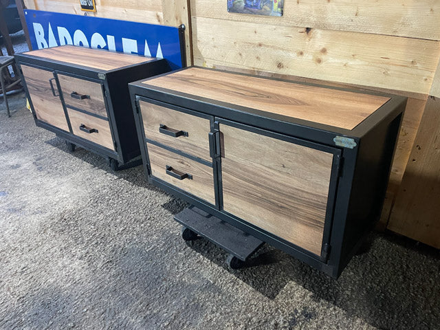 Meuble TV industriel 2 portes noyer PRIX de base :990€ réf 3978