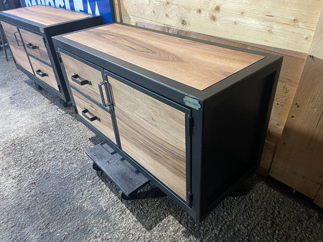 Meuble TV industriel 2 portes noyer PRIX de base :990€ réf 3978