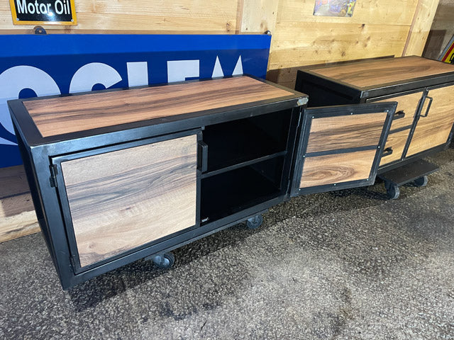 Meuble TV industriel 2 portes noyer PRIX de base :990€ réf 3978