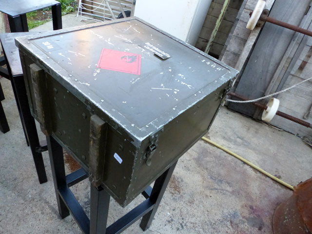 Caisse militaire carburant 1970