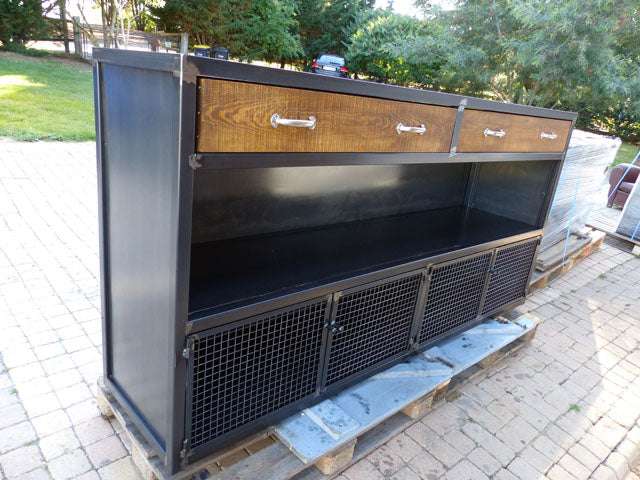 Buffet / Comptoir industriel. Réf: 2596. Prix de base : 1690€ - BROCANTETENDANCE -