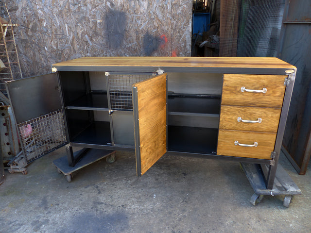 Buffet industriel métal iroko. PRIX de base : 1200 € Réf 2746