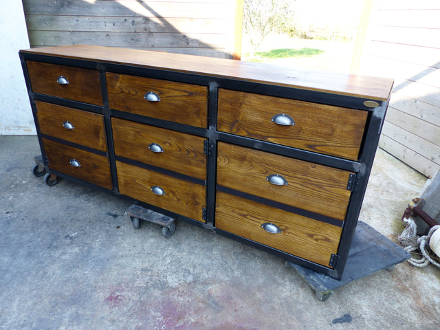 Buffet industriel 3 portes et 3 faux tiroirs PRIX de base : 1200€ réf 2957