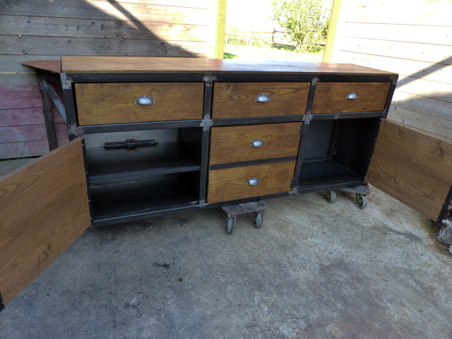 Buffet industriel 3 portes et 3 faux tiroirs PRIX de base : 1200€ réf 2957