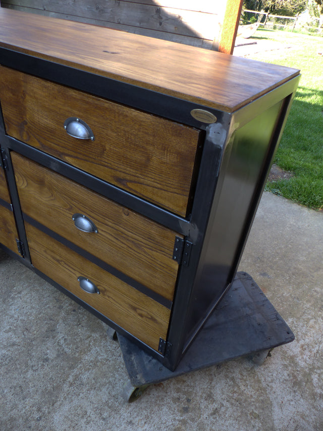 Buffet industriel 3 portes et 3 faux tiroirs PRIX de base : 1200€ réf 2957