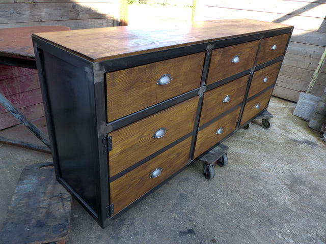 Buffet industriel 3 portes et 3 faux tiroirs PRIX de base : 1200€ réf 2957