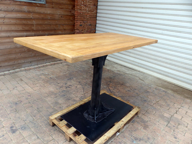 VENDU Table industrielle pied central