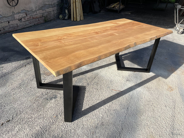 Table à manger design industriel PRIX de base: 1350€ réf 3764