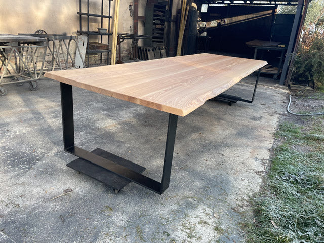 Table piétement fer plat PRIX de base : 2690€ réf 3977