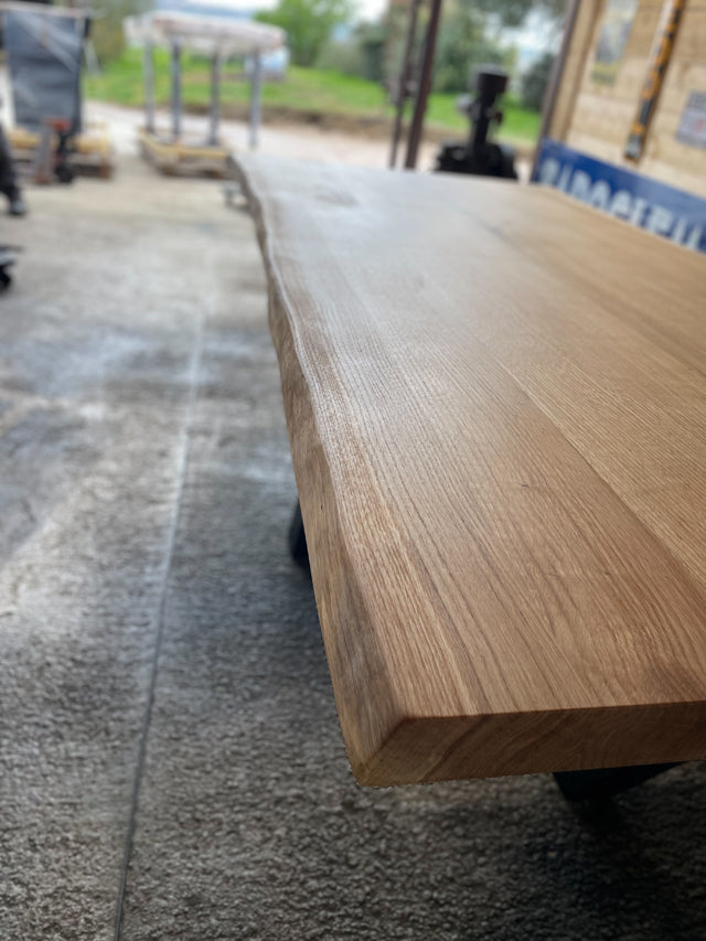 Table piètement inversé. PRIX de base : 2 300 € Réf 3870