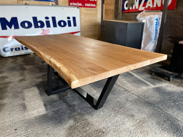 Table piètement inversé. PRIX de base : 2 300 € Réf 3870