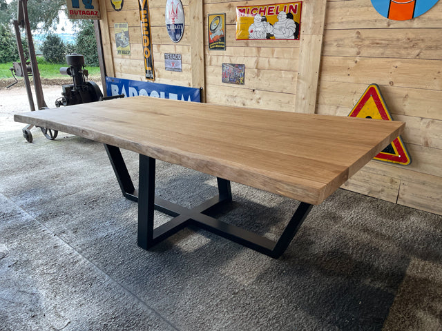 Table piètement inversé. PRIX de base : 2 300 € Réf 3870
