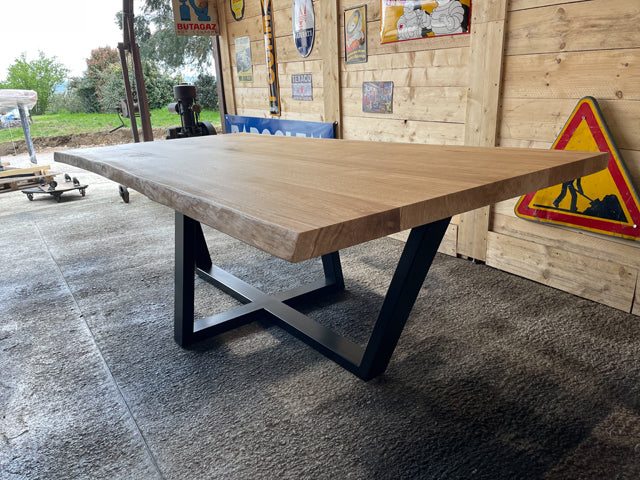 Table piètement inversé. PRIX de base : 2 300 € Réf 3870
