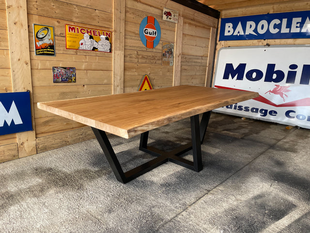 Table piètement inversé. PRIX de base : 2 300 € Réf 3870