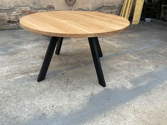 Table ronde 4pieds métal PRIX de base: 1450€ réf 3723