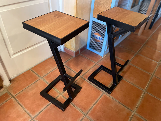 Tabouret bar piètement central PRIX: 130€ réf 3949