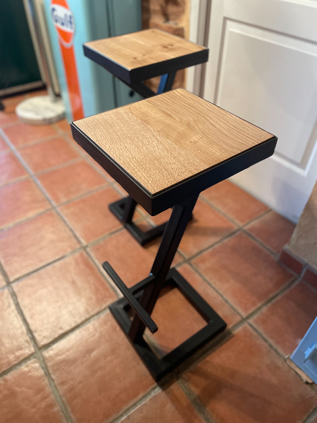 Tabouret bar piètement central PRIX: 130€ réf 3949