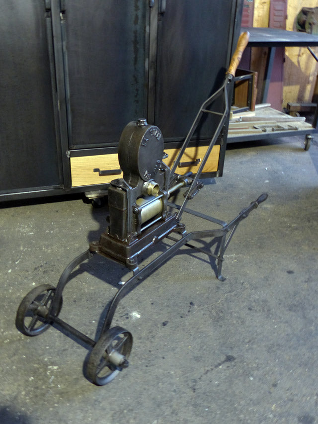 Ancienne pompe à eau vintage