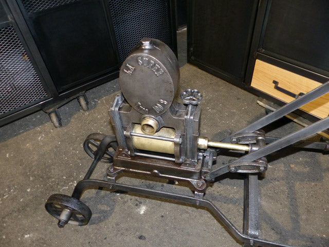 Ancienne pompe à eau vintage