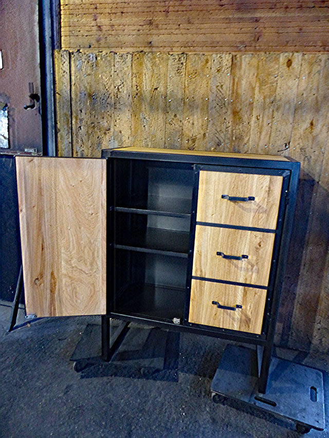 Armoire basse design industriel Réf 3623 Prix de base : 840,00 €