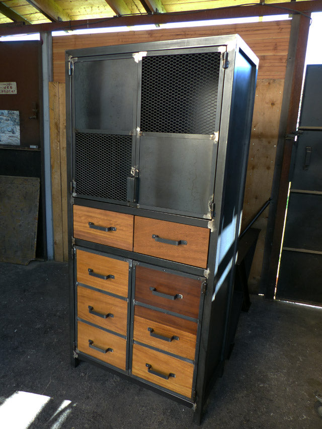 Armoire industrielle 4 portes 2 tiroirs Réf 3050 Prix de base : 1250€