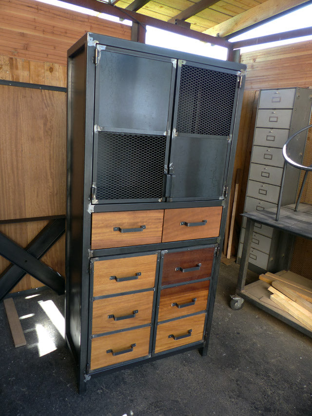 Armoire industrielle 4 portes 2 tiroirs Réf 3050 Prix de base : 1250€