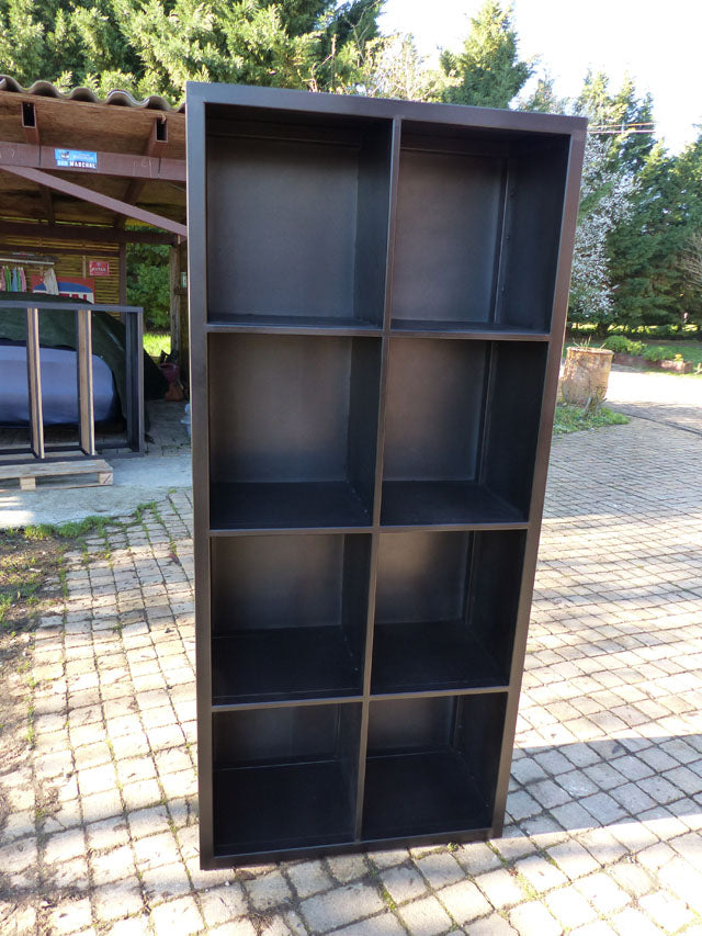 Bibliothèque tout métal 8 cases. PRIX de base : 1 000€ Réf 3491