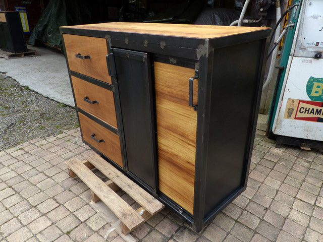 Buffet 3 tiroirs 3 portes coulissantes PRIX de base: 1350€ réf 3354