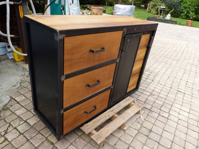 Buffet 3 tiroirs 3 portes coulissantes PRIX de base: 1350€ réf 3354