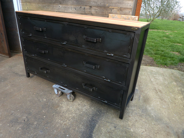 Buffet industriel 3 portes basculantes PRIX de base: 1300€ réf 3123