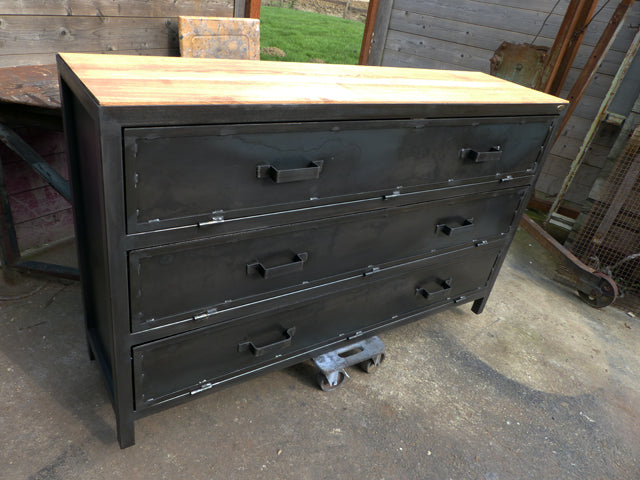 Buffet industriel 3 portes basculantes PRIX de base: 1300€ réf 3123