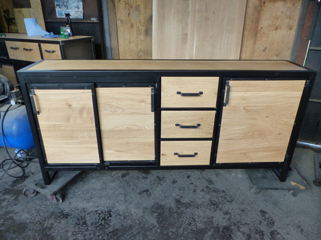 Buffet industriel 3 portes et 3 tiroirs PRIX de base: 1600€ réf 3499