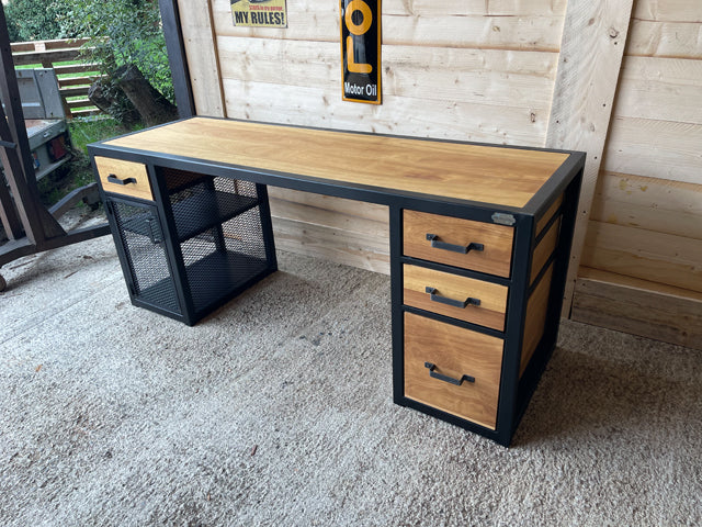Bureau industriel 4 tiroirs et 1porte PRIX de base: 1290 € réf 3487
