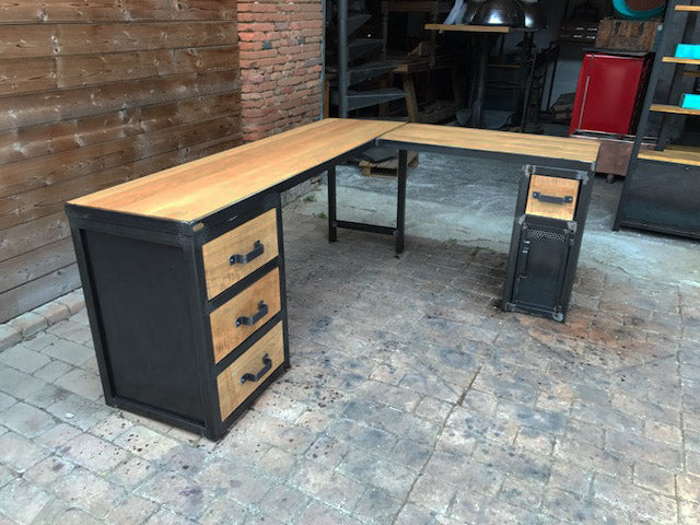 Bureau d'angle industriel PRIX de base: 1600€ réf 3045