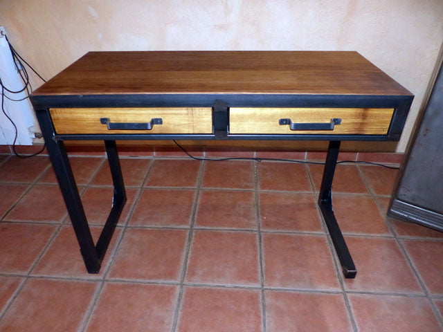 Bureau design industriel riveté PRIX de base: 850€ réf 3447