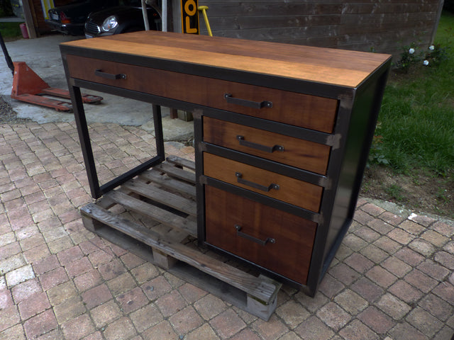 Bureau industriel sur mesure 4 tiroirs PRIX de base: 1100€ réf 3173