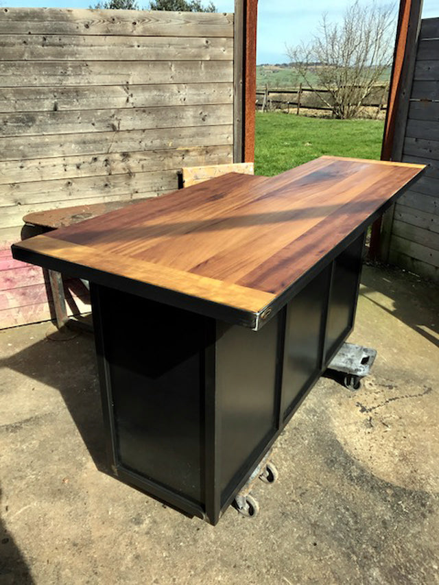 Comptoir bar sur mesure. réf 1993. Prix de base : 2200€