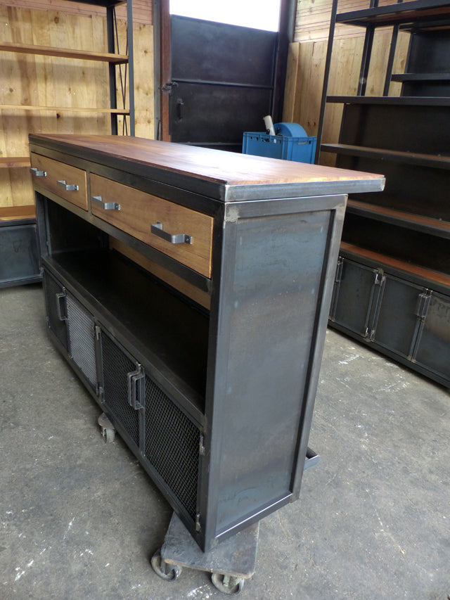 Buffet / Comptoir industriel. Réf: 2596. Prix de base : 1690€ - BROCANTETENDANCE -