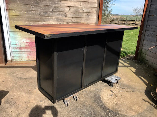 Comptoir bar sur mesure. réf 1993. Prix de base : 2200€