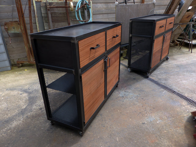 Console industrielle à roulette PRIX de base: 750€ réf 3145