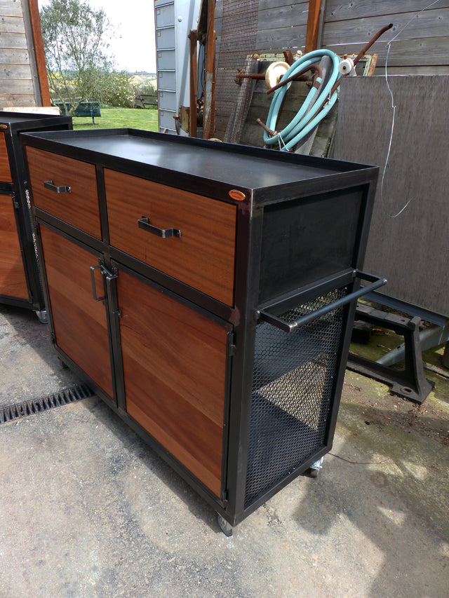 Console industrielle à roulette PRIX de base: 750€ réf 3145