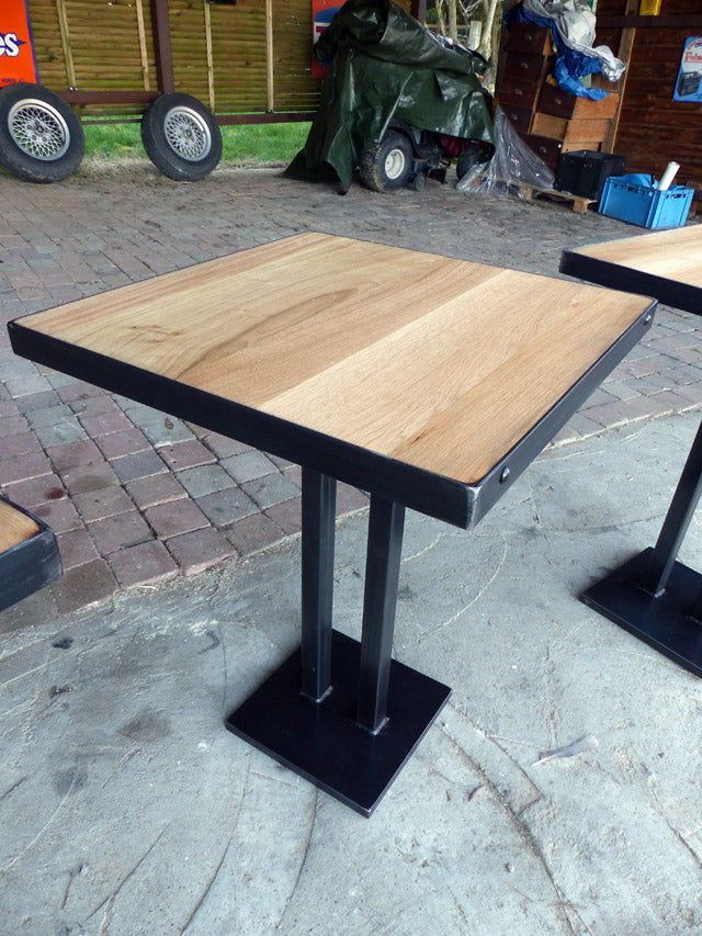 Table style industriel pied central PRIX de base : 950€ réf 2091