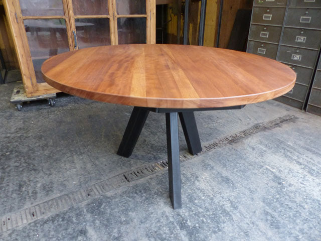 Table ronde industrielle tripode PRIX de base: 1100€ réf 3502