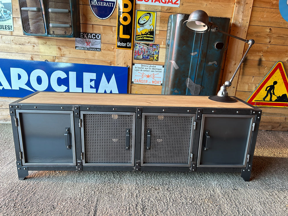 Meuble TV industriel personnalisable, conçu avec une structure en métal brut patiné canon de fusil. Plateau et tablettes en noyer massif vernis satiné, avec possibilité de choisir une autre essence de bois. 