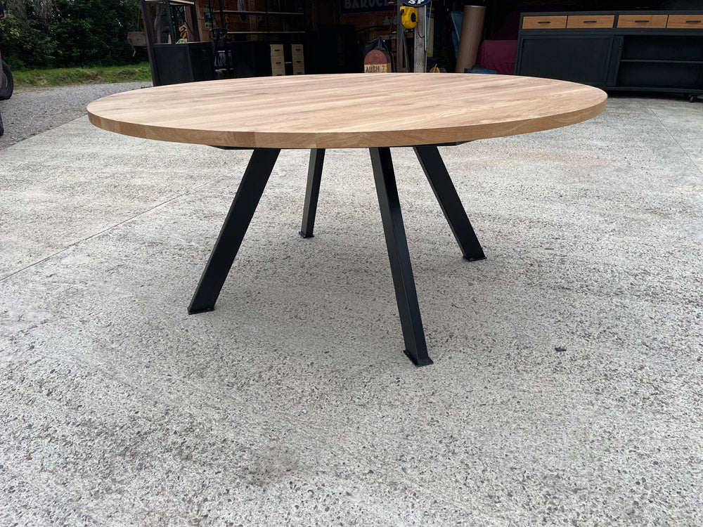 Table ronde 4pieds métal PRIX  de base: 1450€ réf 3723