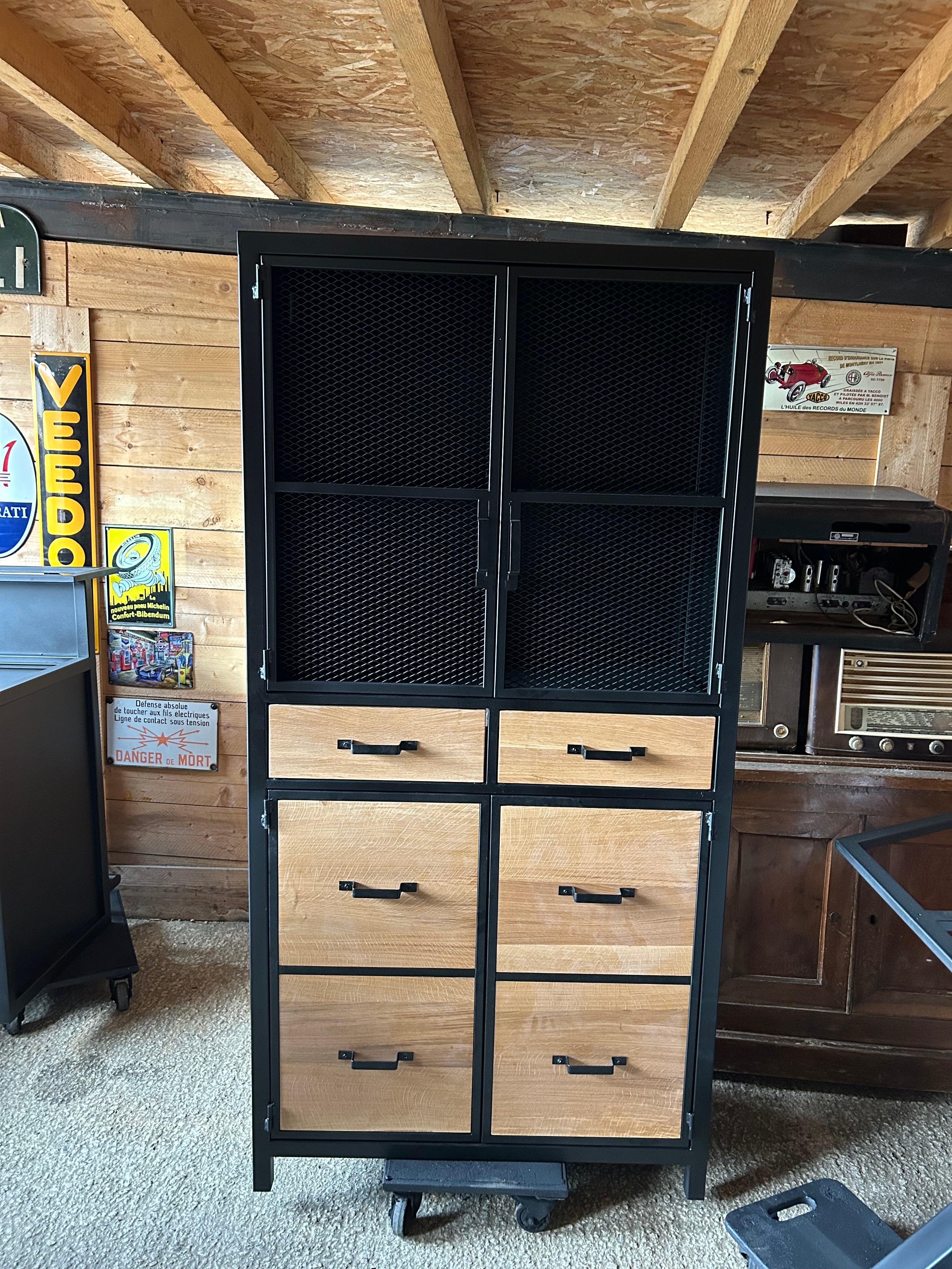 Armoire industrielle 4 portes 2 tiroirs Réf 3050  Prix de base : 1250€