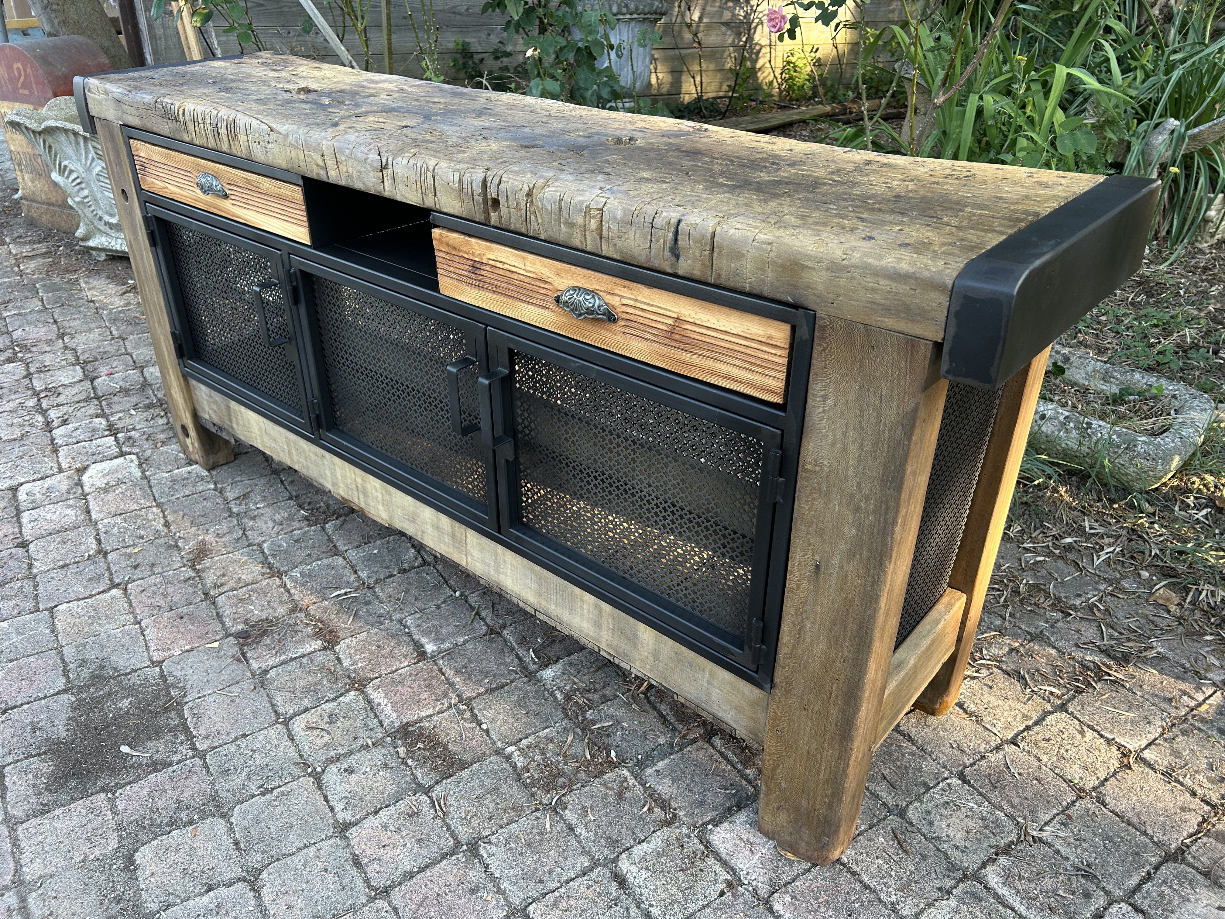 ancien eéabli de menuisier transformé en buffet